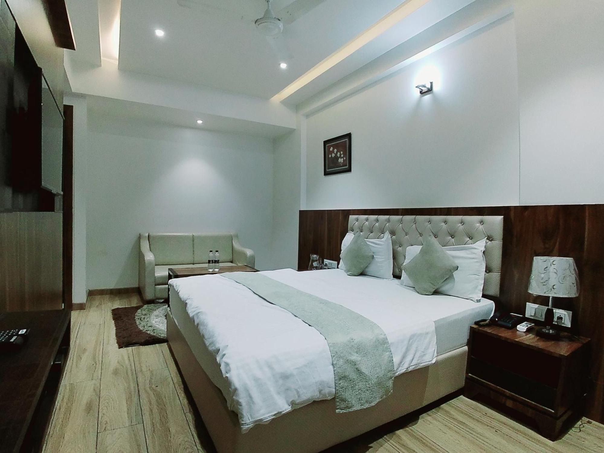 Hotel Sai Pratik, Newly Built Up, Complimentary Shuttle To The Temple Shirdi Bagian luar foto