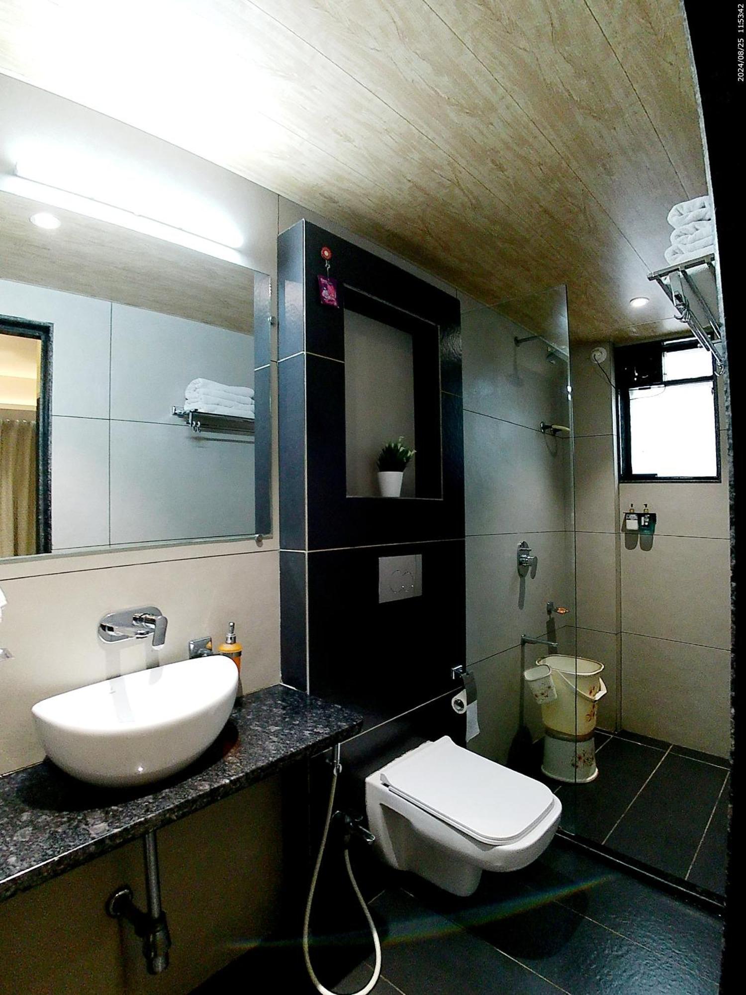 Hotel Sai Pratik, Newly Built Up, Complimentary Shuttle To The Temple Shirdi Bagian luar foto