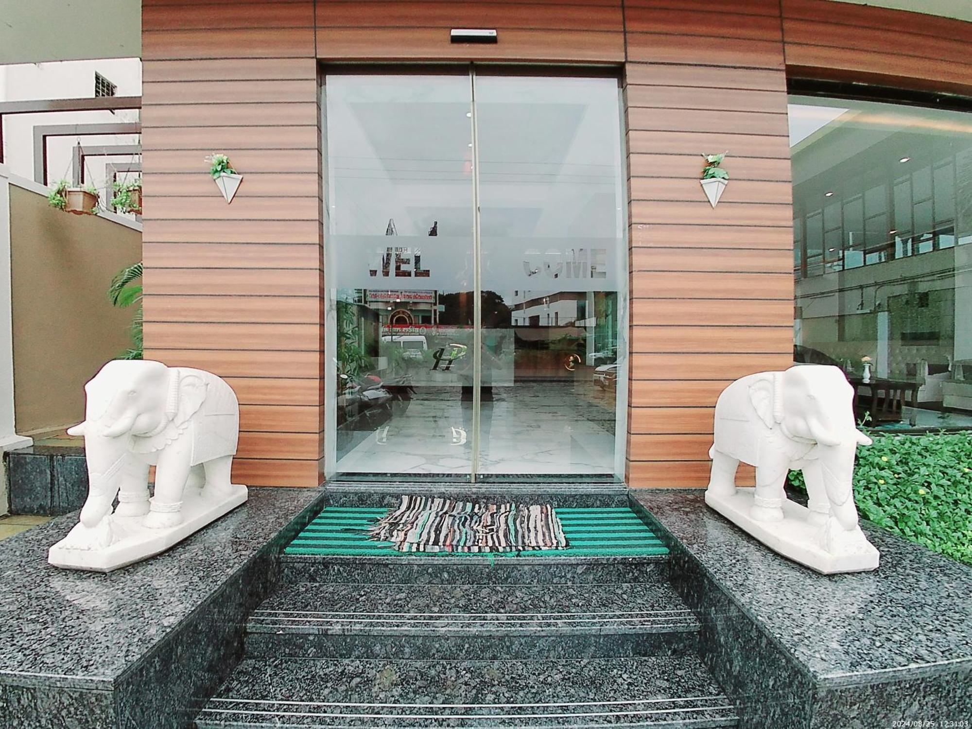 Hotel Sai Pratik, Newly Built Up, Complimentary Shuttle To The Temple Shirdi Bagian luar foto